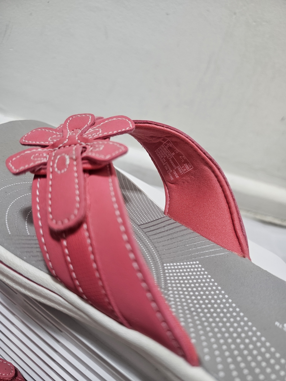 Clarks Women's Pink Gray Floral Thong Sandals Slip On Leather Cushioned Size 10 - Picture 11 of 16